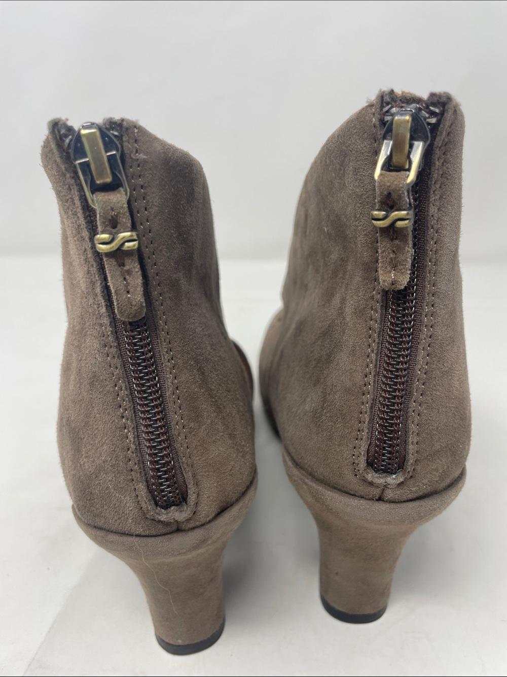 Earthies Taupe Suede Crisscross Peep-Toe Ankle Shoes Size 8 Excellent Condition - Picture 5 of 15